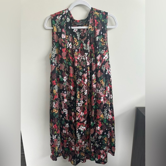 ❤️ Simons beautiful Floral Sleeveless Dress size XXL PTP 2O/21 
Length 38/39 - Picture 1 of 5